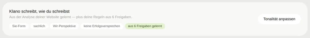 Klano lernt Tonalität: Regeln aus Freigaben, z. B. Sie-Form und sachliche Ansprache
